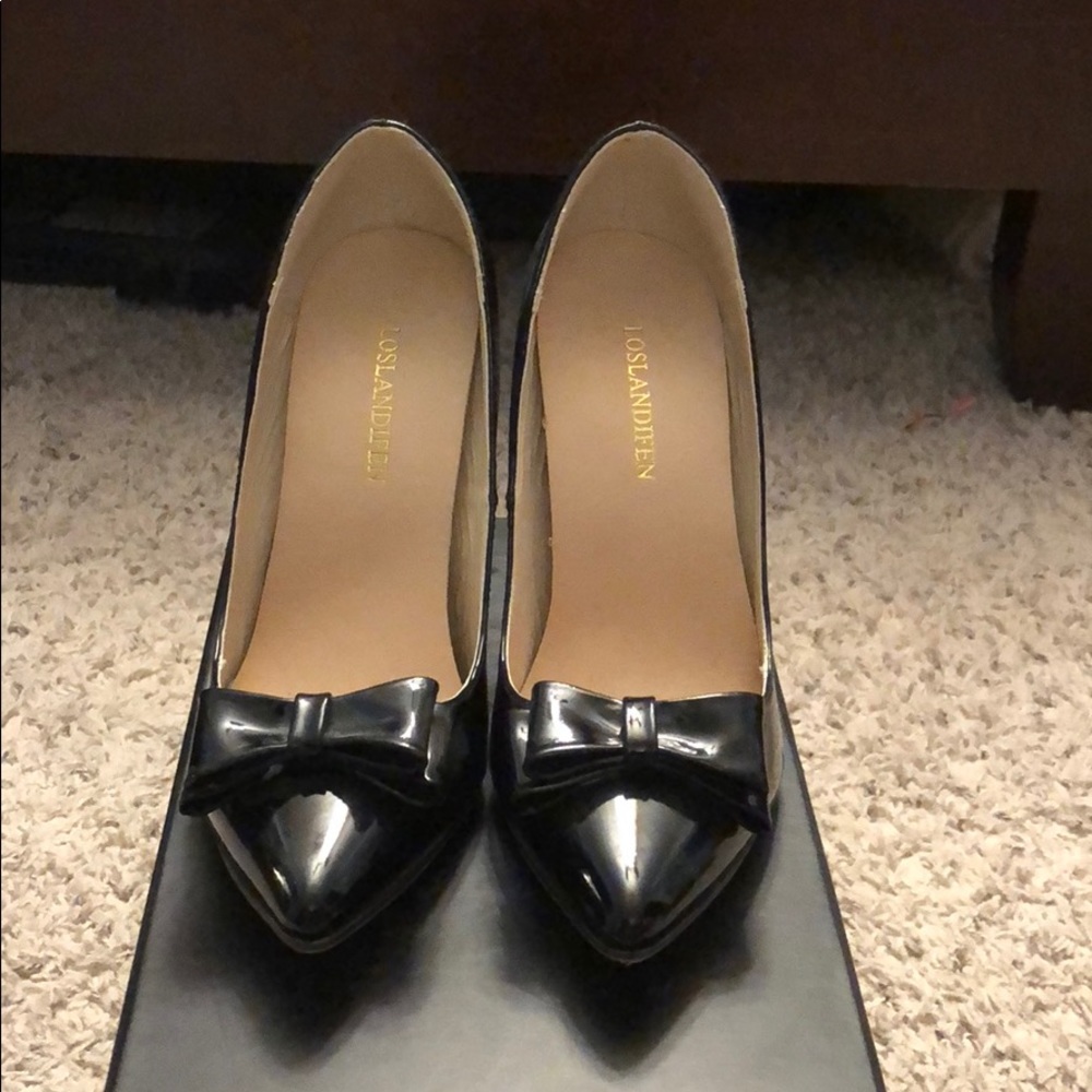 Black pumps